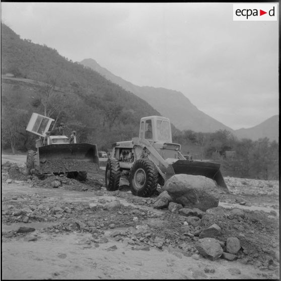Inondations dans les gorges de Kerrata. Pelles mécaniques essayant de dégager la nationale n°9 au lieu-dit Bordj Mna.