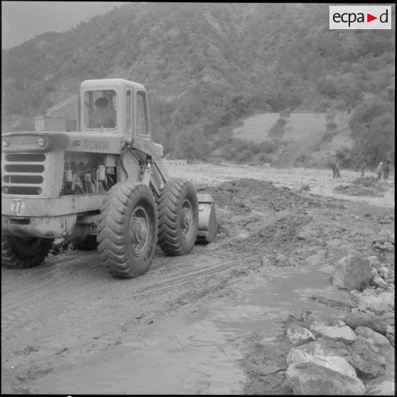 Inondations dans les gorges de Kerrata. Les pelles en action.