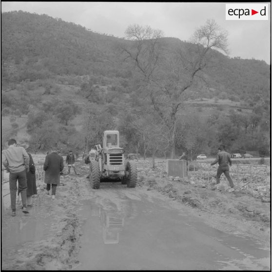 Inondations dans les gorges de Kerrata. Les pelles en action.