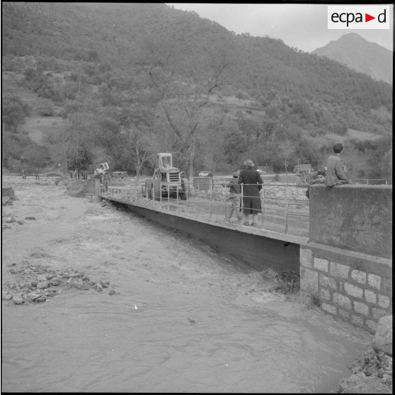 Inondations dans les gorges de Kerrata. Pelles mécaniques essayant de dégager la nationale n°9 au lieu-dit Bordj Mna.