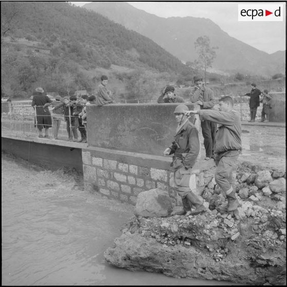 Inondations dans les gorges de Kerrata. Le capitaine Despont et son adjoint.