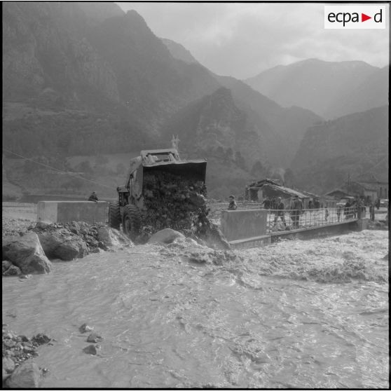 Inondations dans les gorges de Kerrata. Pelles mécaniques essayant de dégager la nationale n°9 au lieu-dit Bordj Mna.