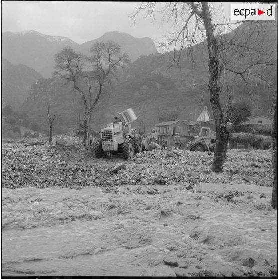 Inondations dans les gorges de Kerrata. Les pelles en action.