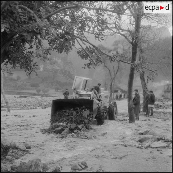 Inondations dans les gorges de Kerrata. Pelles mécaniques essayant de dégager la nationale n°9 au lieu-dit Bordj Mna.