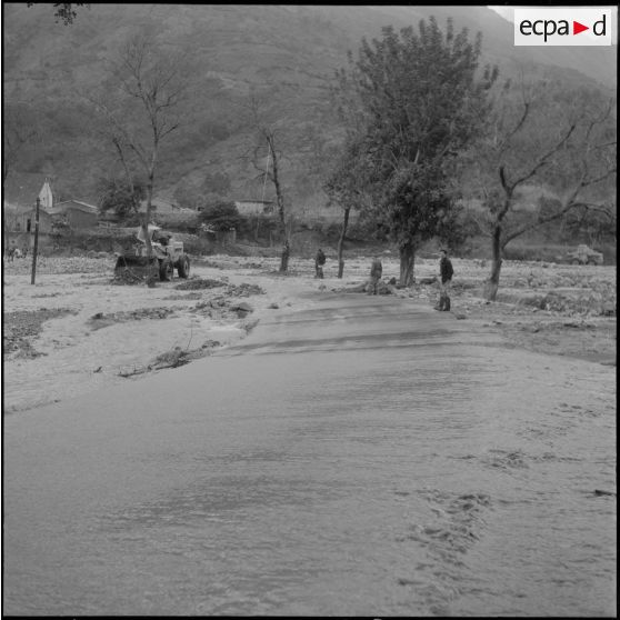 Inondations dans les gorges de Kerrata. Pelles mécaniques essayant de dégager la nationale n°9 au lieu-dit Bordj Mna.
