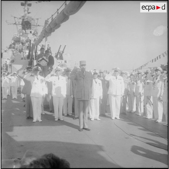 Visite du croiseur "De Grasse" par le général de Gaulle. [Description en cours]<br>