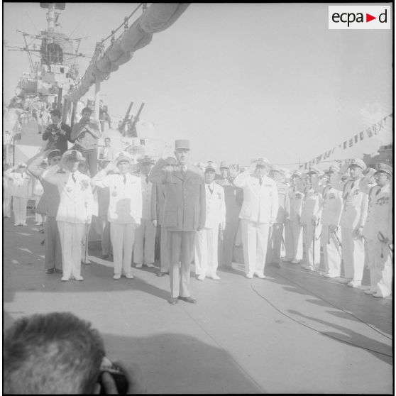 Visite du croiseur "De Grasse" par le général de Gaulle. [Description en cours]<br>
