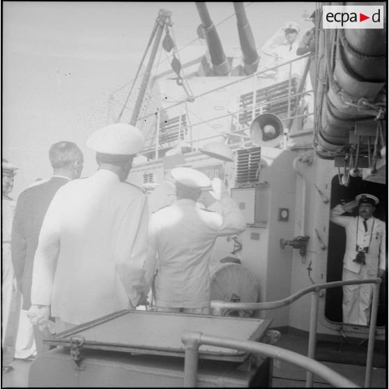 Visite du croiseur "De Grasse" par le général de Gaulle. [Description en cours]<br>