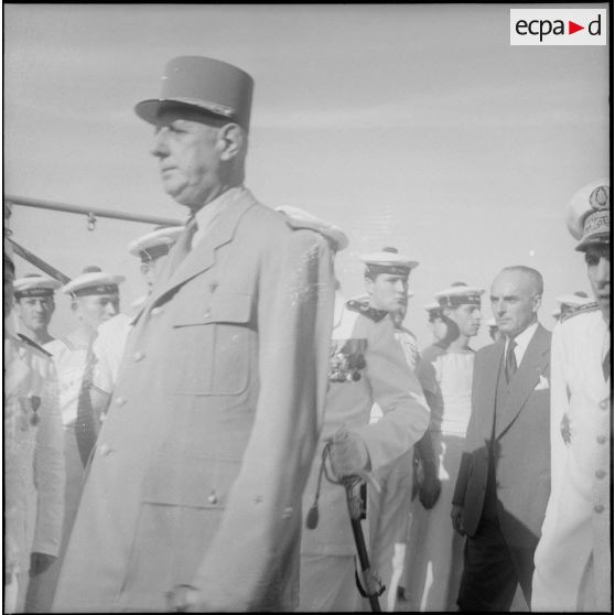 Visite du croiseur "De Grasse" par le général de Gaulle. [Description en cours]<br>