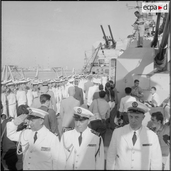 Visite du croiseur "De Grasse" par le général de Gaulle. [Description en cours]<br>