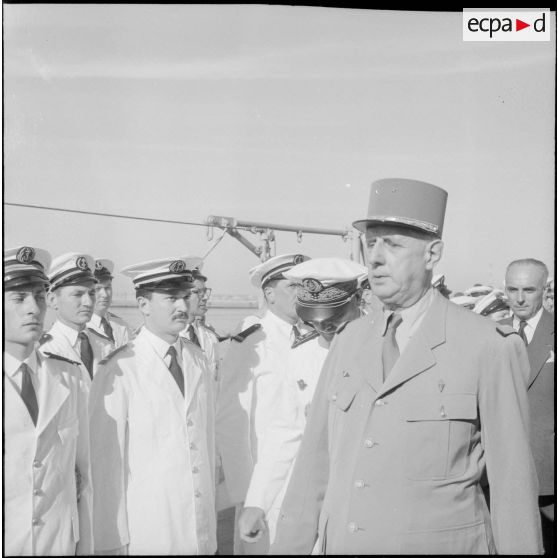 Visite du croiseur "De Grasse" par le général de Gaulle. [Description en cours]<br>