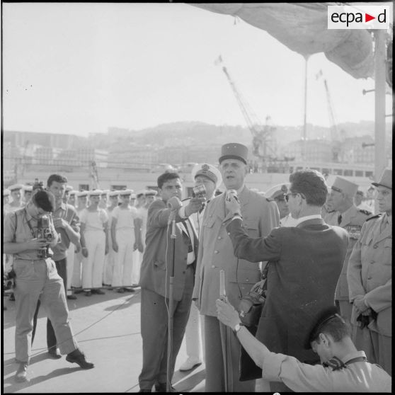 Visite du croiseur "De Grasse" par le général de Gaulle. [Description en cours]<br>