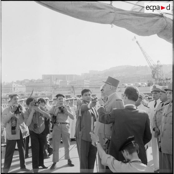 Visite du croiseur "De Grasse" par le général de Gaulle. [Description en cours]<br>
