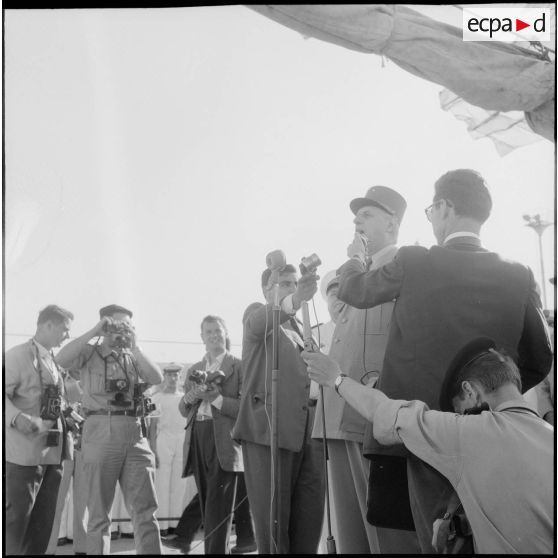 Visite du croiseur "De Grasse" par le général de Gaulle. [Description en cours]<br>