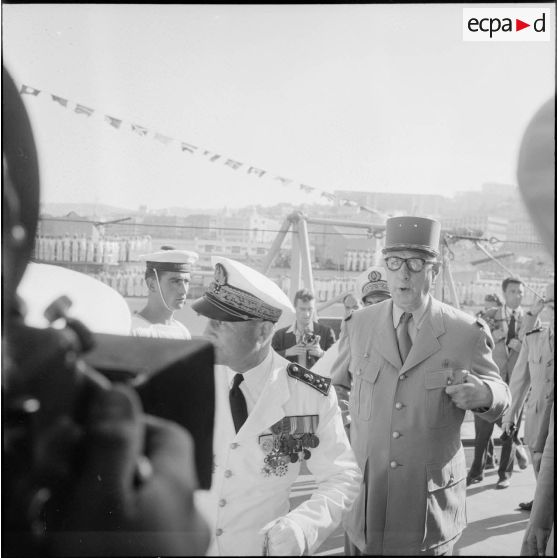 Visite du croiseur "De Grasse" par le général de Gaulle. [Description en cours]<br>