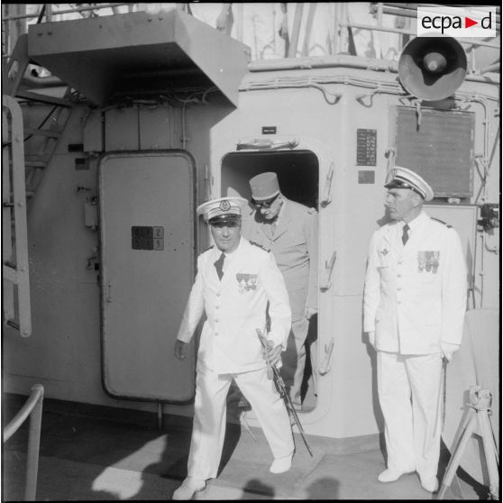 Visite du croiseur "De Grasse" par le général de Gaulle. [Description en cours]<br>