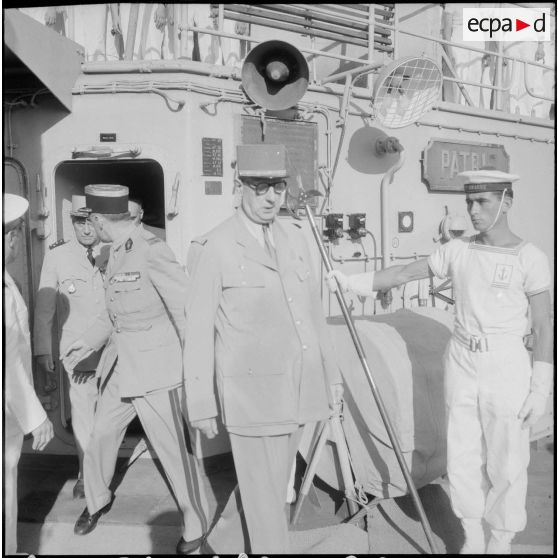Visite du croiseur "De Grasse" par le général de Gaulle. [Description en cours]<br>