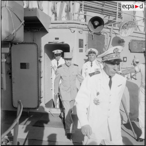 Visite du croiseur "De Grasse" par le général de Gaulle. [Description en cours]<br>