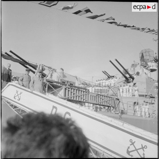 Visite du croiseur "De Grasse" par le général de Gaulle. [Description en cours]<br>