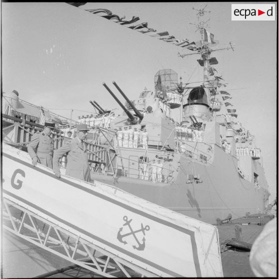 Visite du croiseur "De Grasse" par le général de Gaulle. [Description en cours]<br>