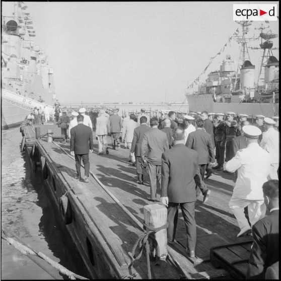 Visite du croiseur "De Grasse" par le général de Gaulle. [Description en cours]<br>