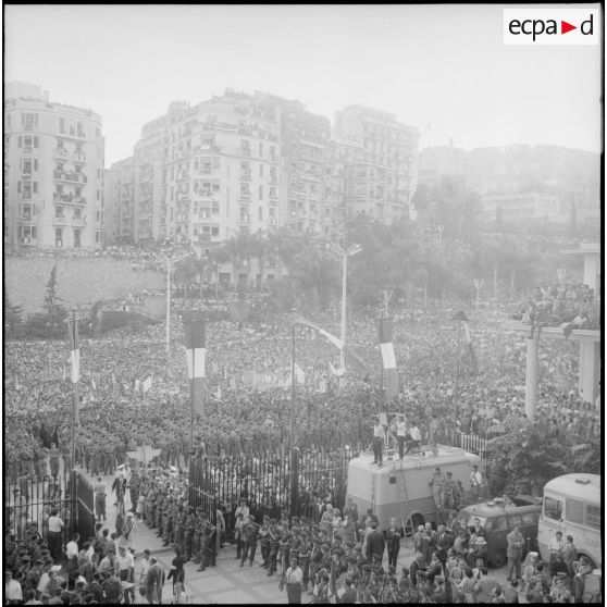 Manifestation au forum d’Alger. [Description en cours]