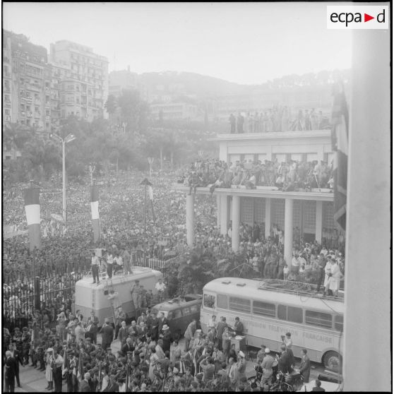 Manifestation au forum d’Alger. [Description en cours]
