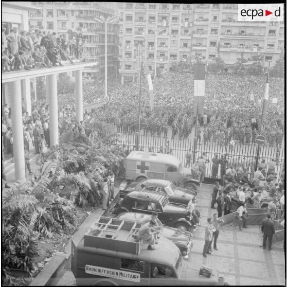 Manifestation au forum d’Alger. [Description en cours]