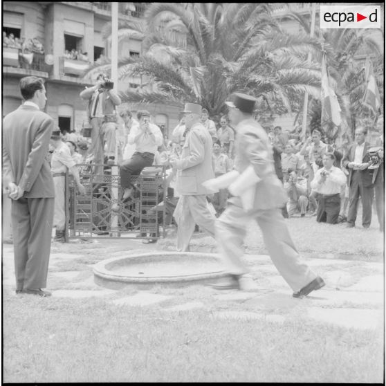 Le général de Gaulle à Oran. [Description en cours]
