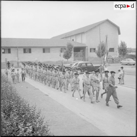 Visite du général Jacques Massu au CFJA de Maison-Carrée. [Description en cours]