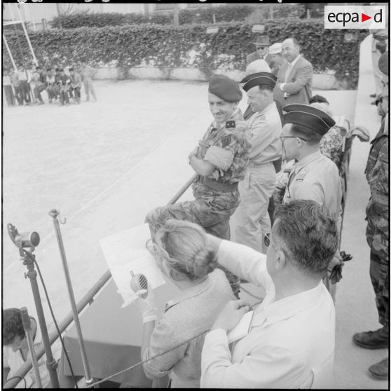 Visite du général Jacques Massu au CFJA de Maison-Carrée. [Description en cours]