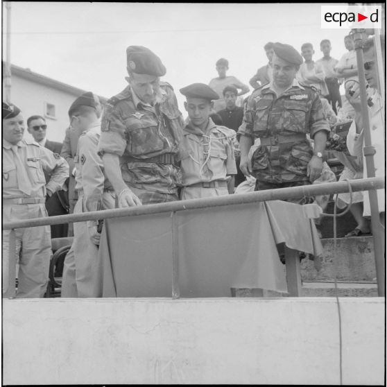 Visite du général Jacques Massu au CFJA de Maison-Carrée. [Description en cours]