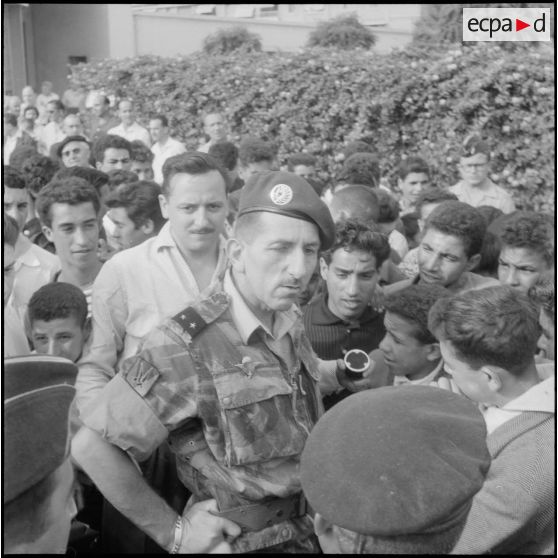 Visite du général Jacques Massu au CFJA de Maison-Carrée. [Description en cours]