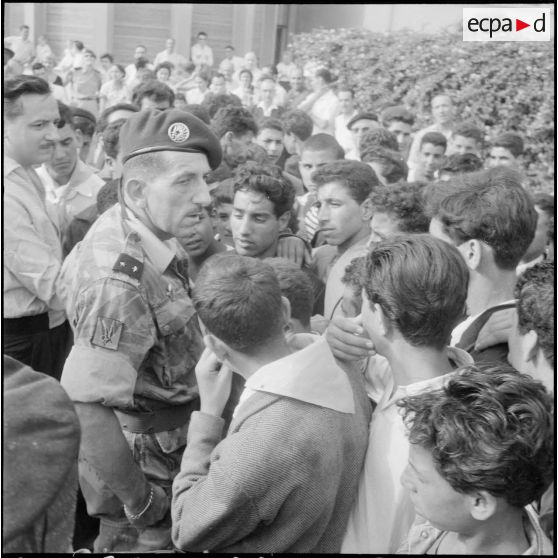 Visite du général Jacques Massu au CFJA de Maison-Carrée. [Description en cours]