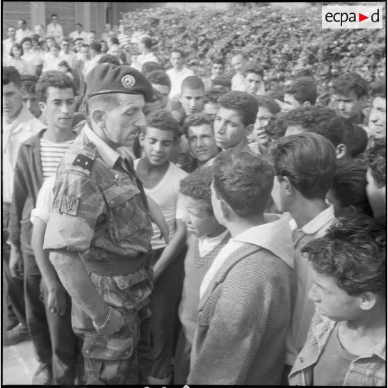 Visite du général Jacques Massu au CFJA de Maison-Carrée. [Description en cours]