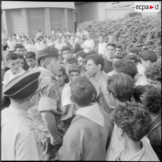 Visite du général Jacques Massu au CFJA de Maison-Carrée. [Description en cours]