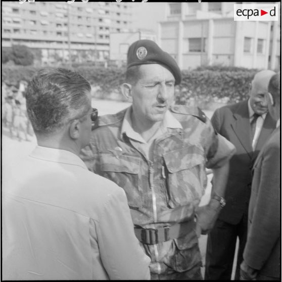 Visite du général Jacques Massu au CFJA de Maison-Carrée. [Description en cours]