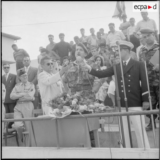 Visite du général Jacques Massu au CFJA de Maison-Carrée. [Description en cours]