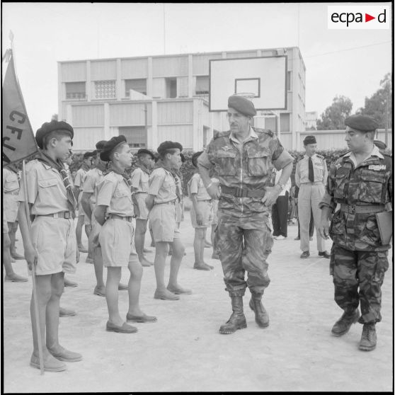 Visite du général Jacques Massu au CFJA de Maison-Carrée. [Description en cours]