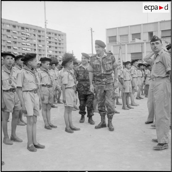 Visite du général Jacques Massu au CFJA de Maison-Carrée. [Description en cours]