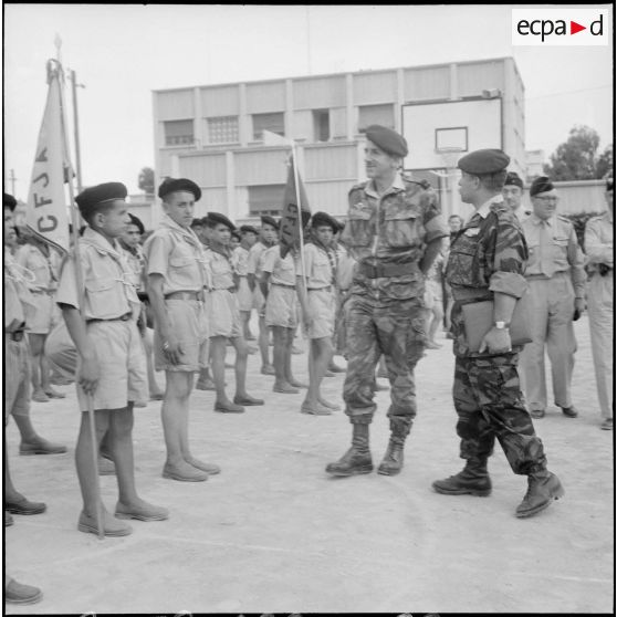 Visite du général Jacques Massu au CFJA de Maison-Carrée. [Description en cours]