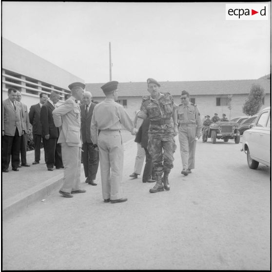 Visite du général Jacques Massu au CFJA de Maison-Carrée. [Description en cours]