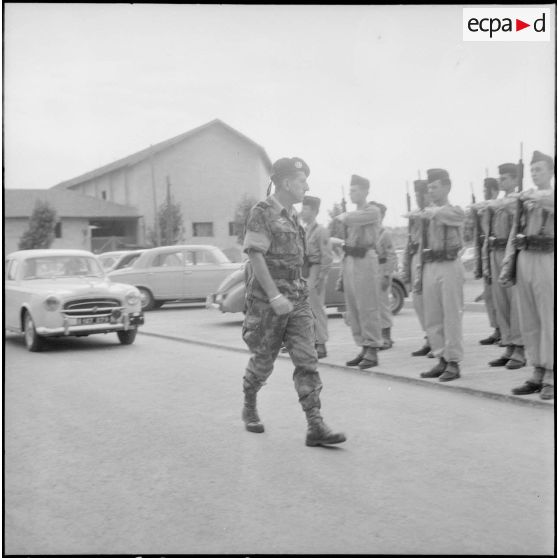 Visite du général Jacques Massu au CFJA de Maison-Carrée. [Description en cours]
