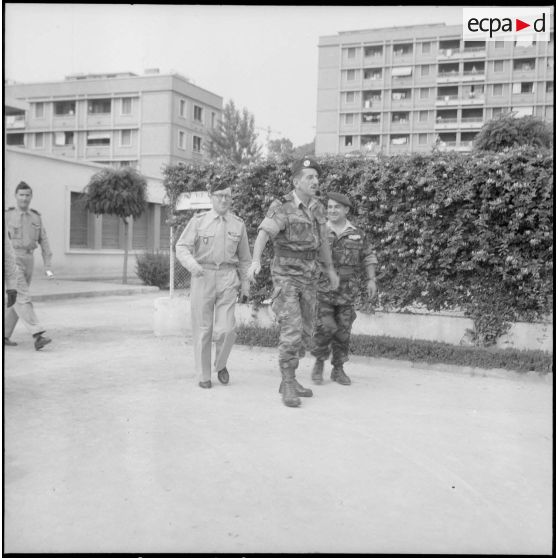 Visite du général Jacques Massu au CFJA de Maison-Carrée. [Description en cours]