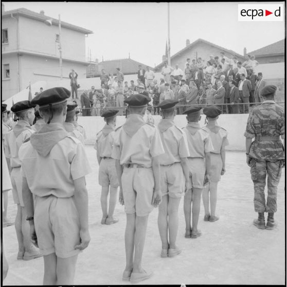 Visite du général Jacques Massu au CFJA de Maison-Carrée. [Description en cours]