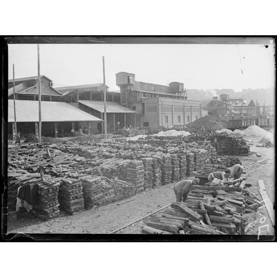 [Manutention de matériaux dans une gare de la ligne Paris-Le Havre.]