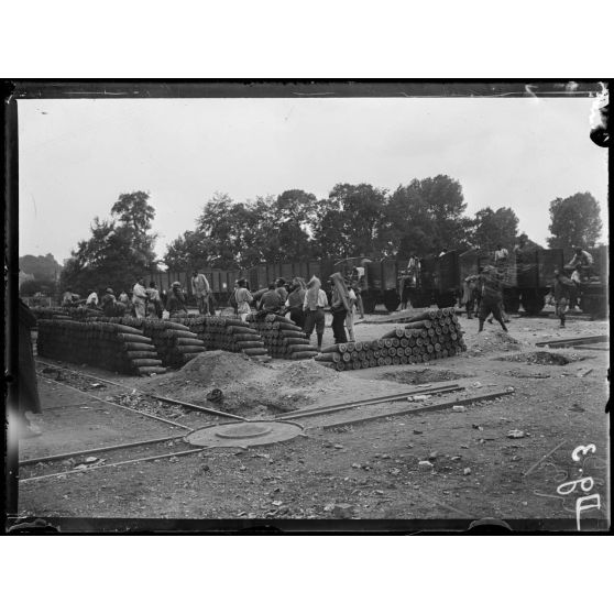 Saint-Etienne-du-Rouvray. Cabiles chargeant des obus dans des wagons. [légende d'origine]