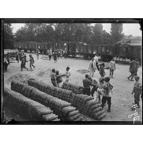 Saint-Etienne-du-Rouvray. Cabiles chargeant des obus dans des wagons. [légende d'origine]