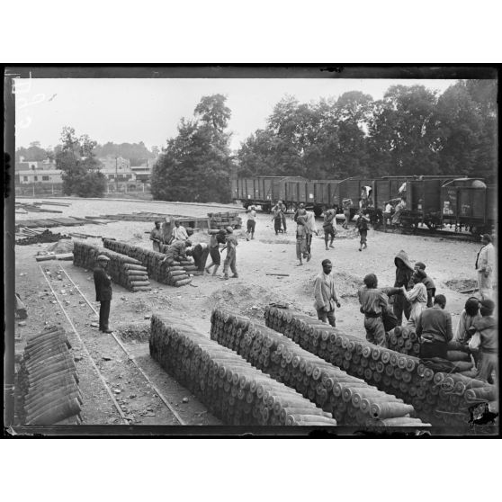 Saint-Etienne-du-Rouvray. Cabiles chargeant des obus dans des wagons. [légende d'origine]