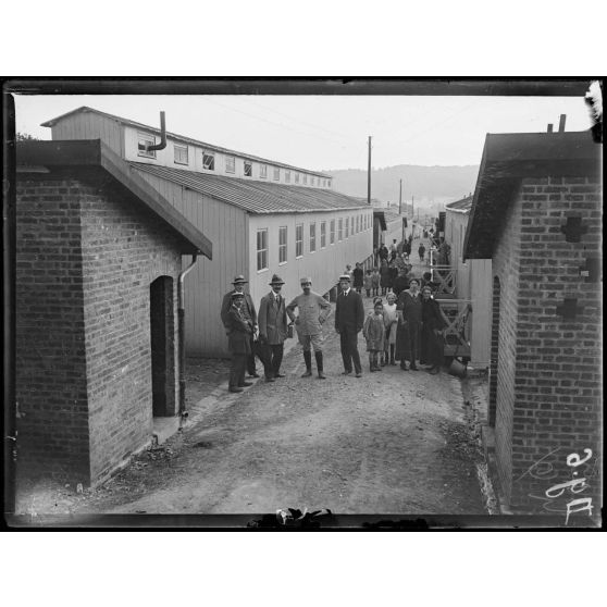 Saint-Etienne-du-Rouvray. Baraquements pour ouvriers portugais avec la mission portugaise. [légende d'origine]